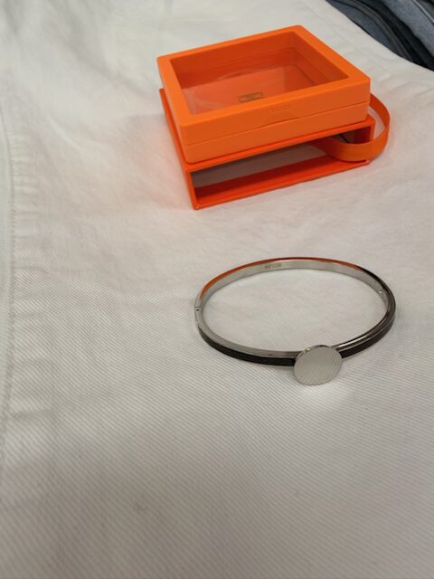 Stelt armband i svart med silverknapp