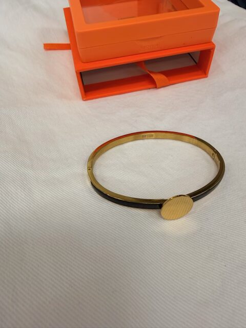 Stelt armband i svart med guldkant