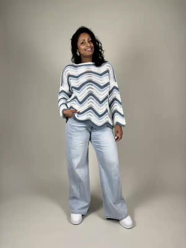 Stickad tröja i zick zack mönster i blått