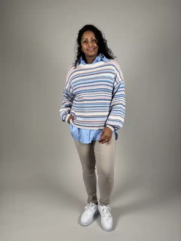 Stickad bomullströja i randig blå