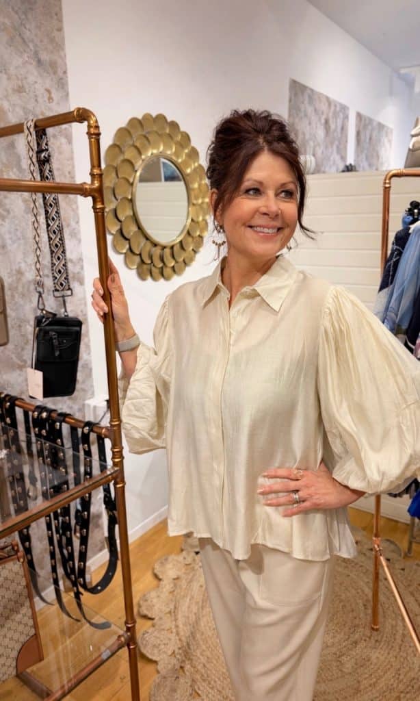 Söt blus i beige med ballongärm