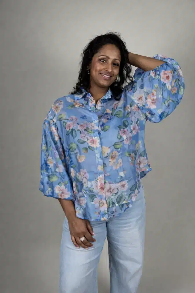 Underbar blommig blus i blått