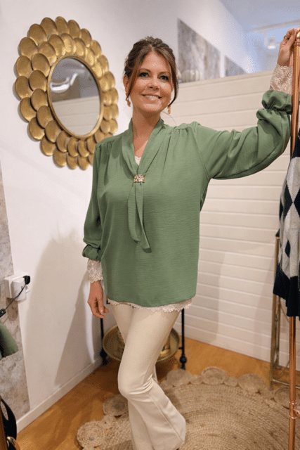 Elegant blus med gulddetalj i kaki