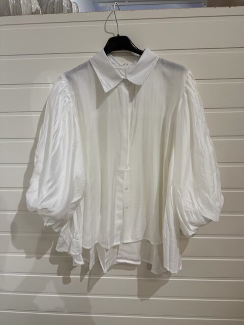 Söt blus i vitt med ballongärm