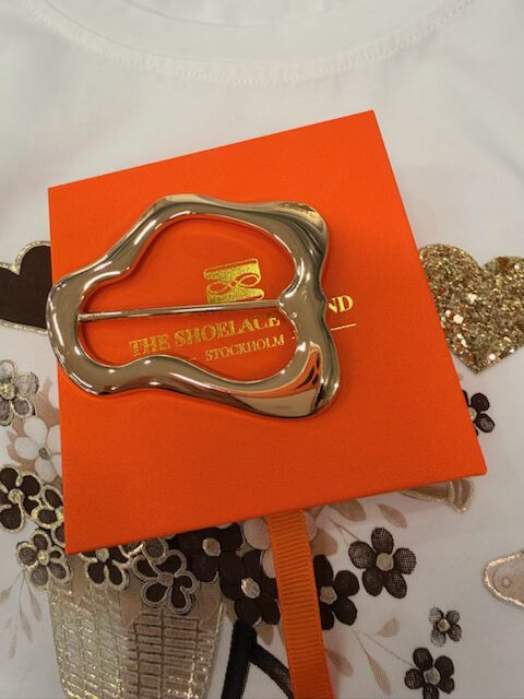 Fint klädspänne i gulddouble