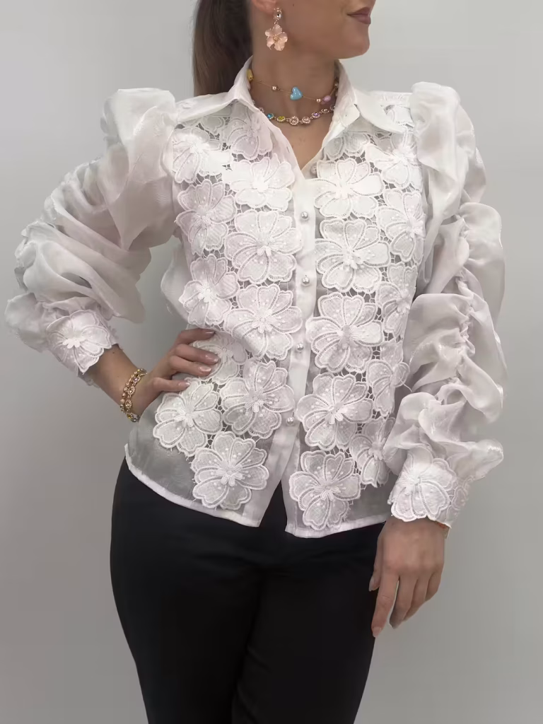 Fin vit blus med brodyr
