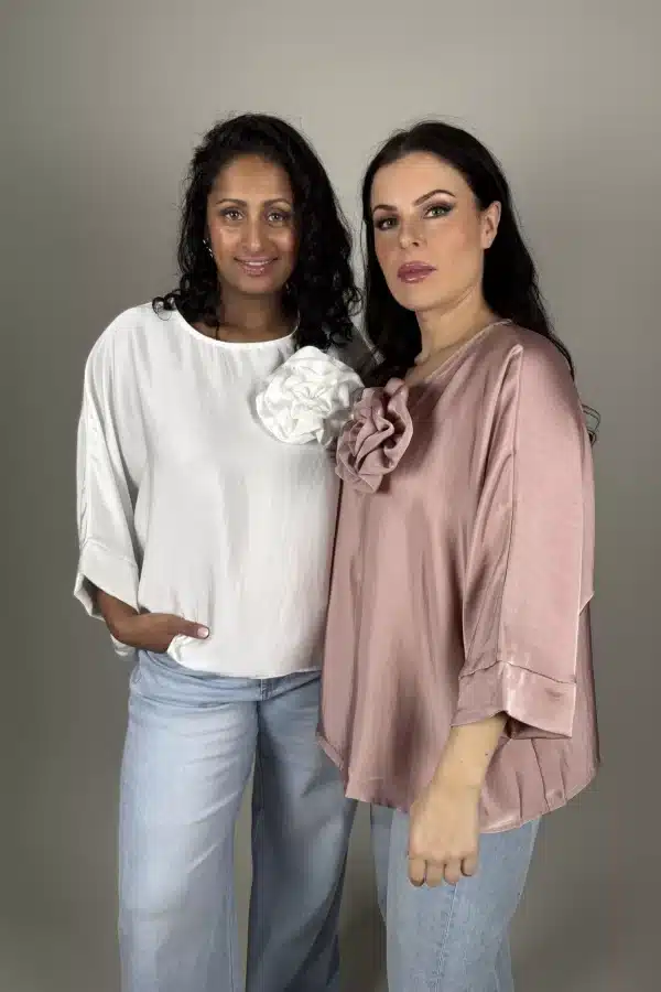 Fin blank oversized topp i vitt med avtagbar ros