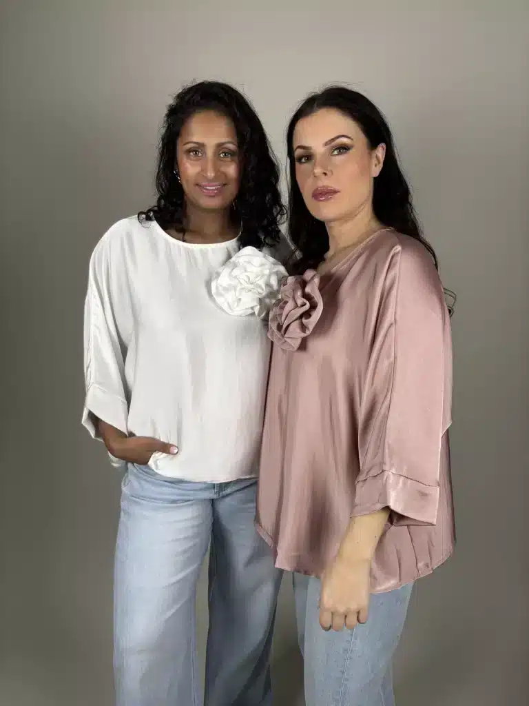 Fin blank oversized topp i vitt med avtagbar ros