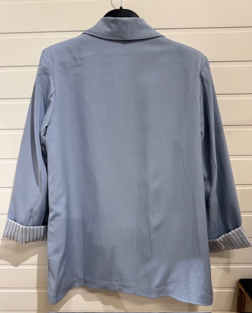 Fin ljusblå kavaj med randigt foder