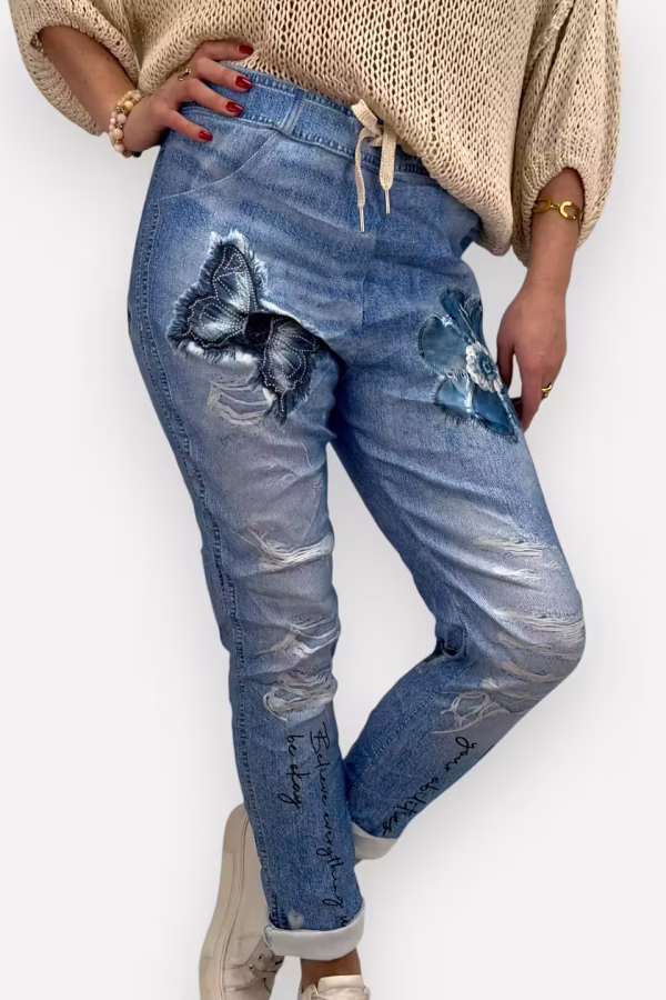 Magiska byxor med jeanstryck och slitningar