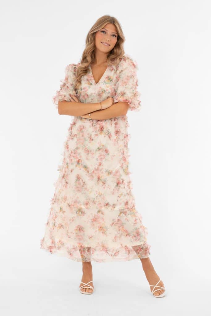 Blommönstrad och romantisk klänning med tyllvolanger