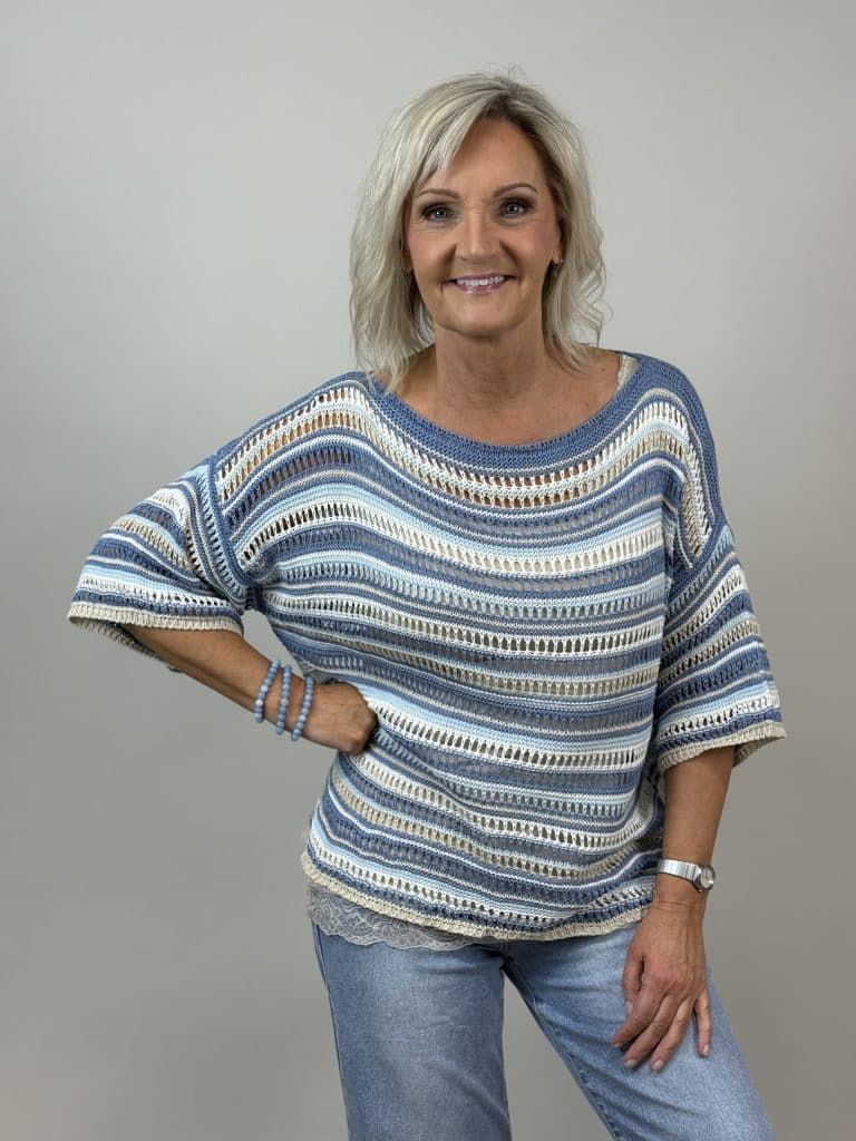 Blå hålstickad tröja med båtringning