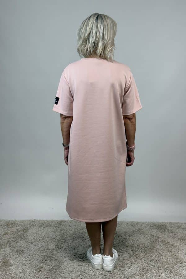 Härig sweatshirtklänning i gammelrosa med fickor