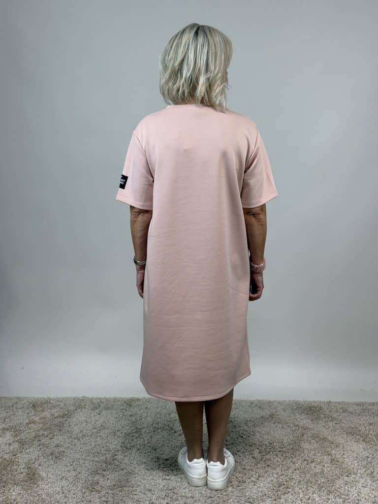 Härig sweatshirtklänning i gammelrosa med fickor