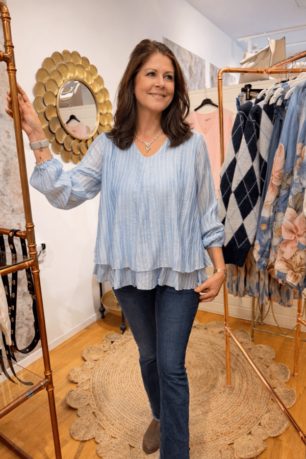 Skir blus med diskreta ränder – Caramell Fashion 💗💙🤍✨