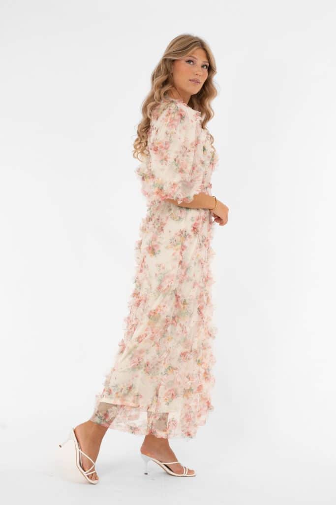 Blommönstrad och romantisk klänning med tyllvolanger