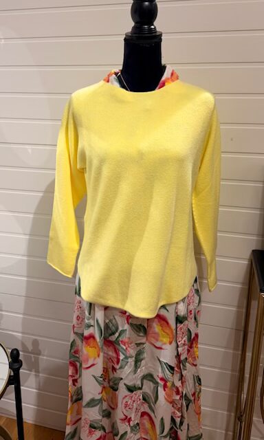 Mjuk och stilren pullover i gult