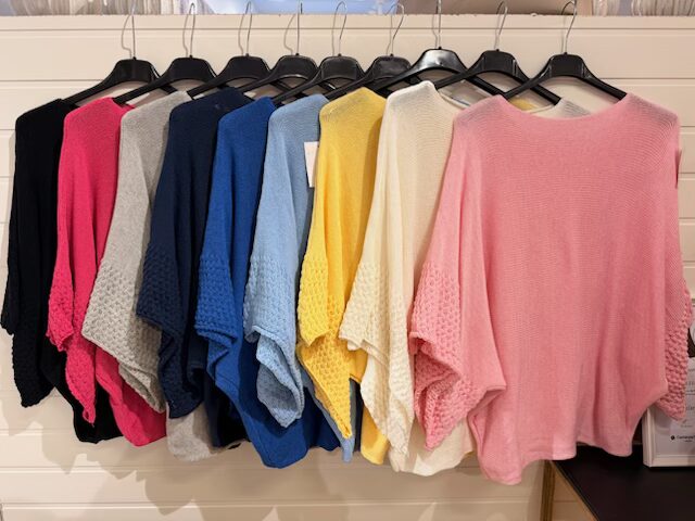 Stickad poncho i bomull med virkad ärm