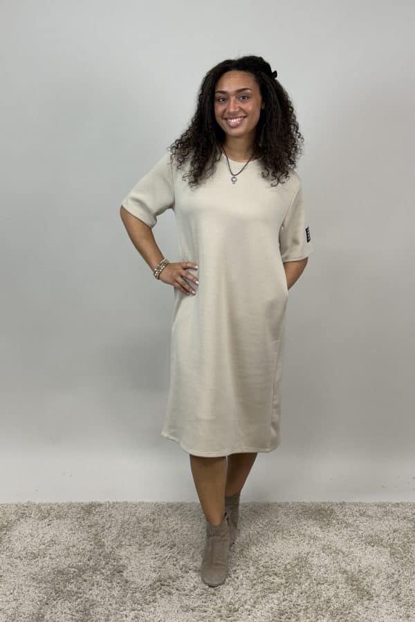 Härlig sweatshirtklänning i beige med fickor