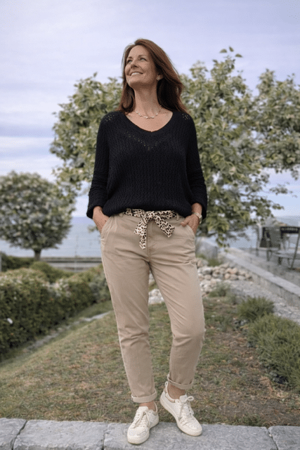 Stretchbyxor med volangficka i beige