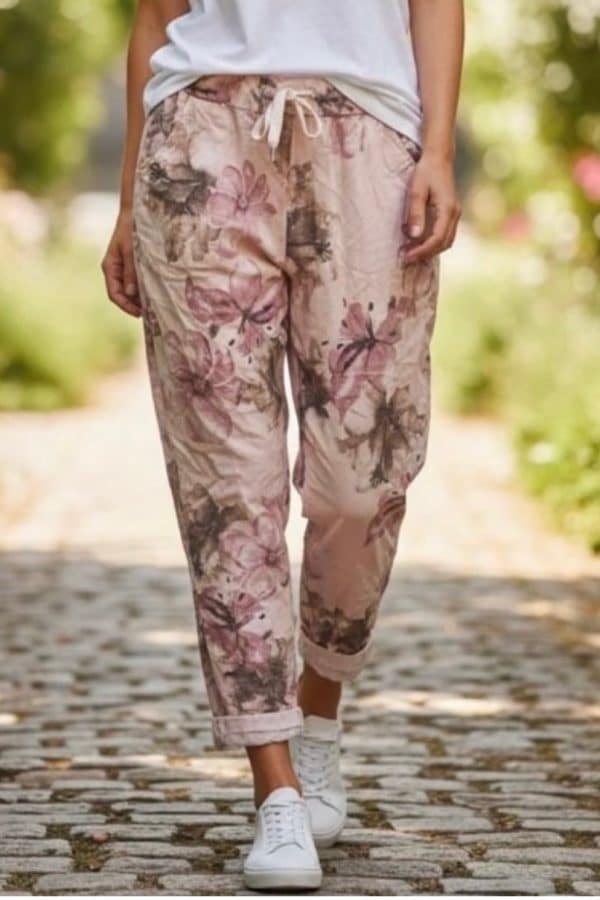 Rosablommiga magiska med rosa botten