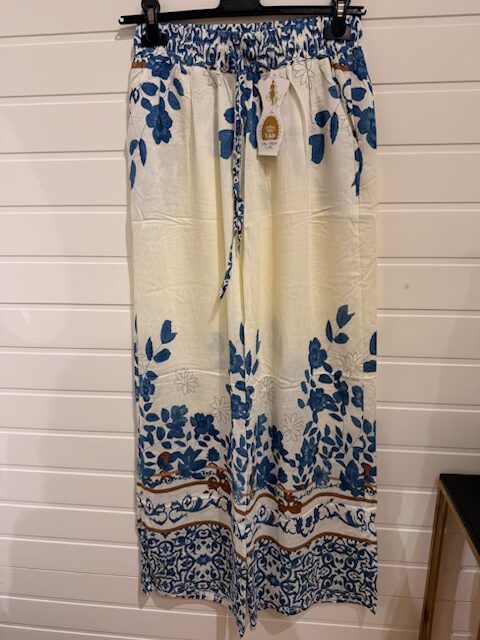 Mönstrad viscosebyxa i blått