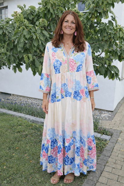 Vacker klänning med blommönster