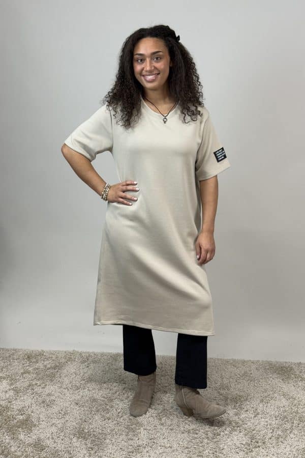 Härlig sweatshirtklänning i beige med fickor