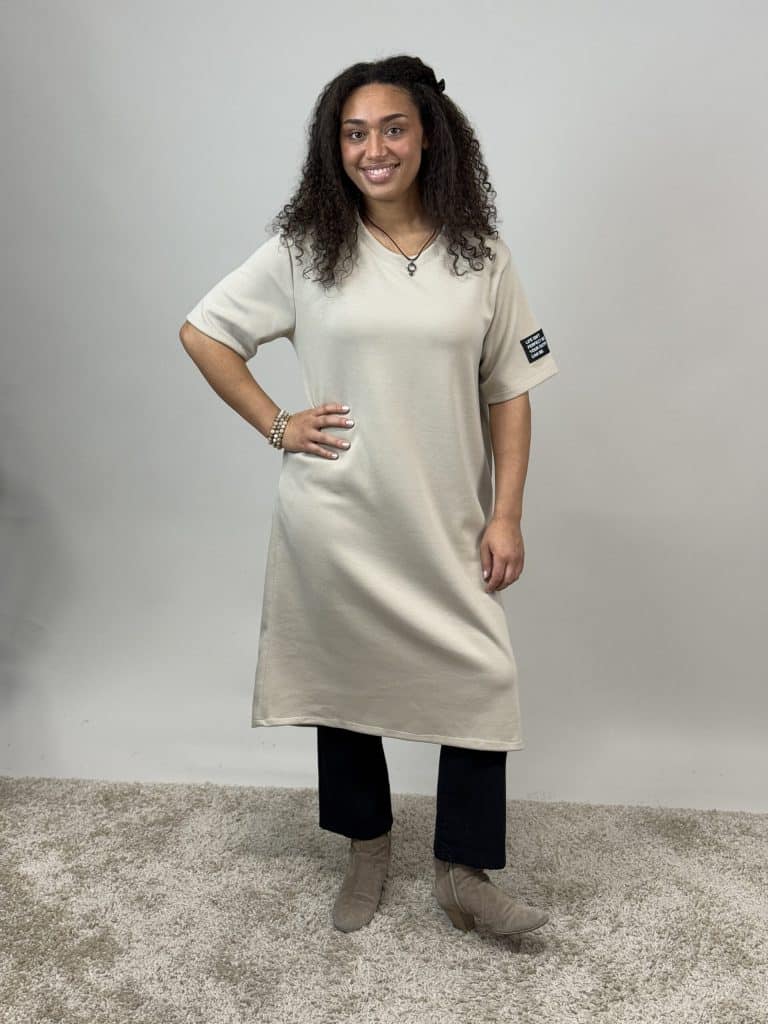 Härlig sweatshirtklänning i beige med fickor