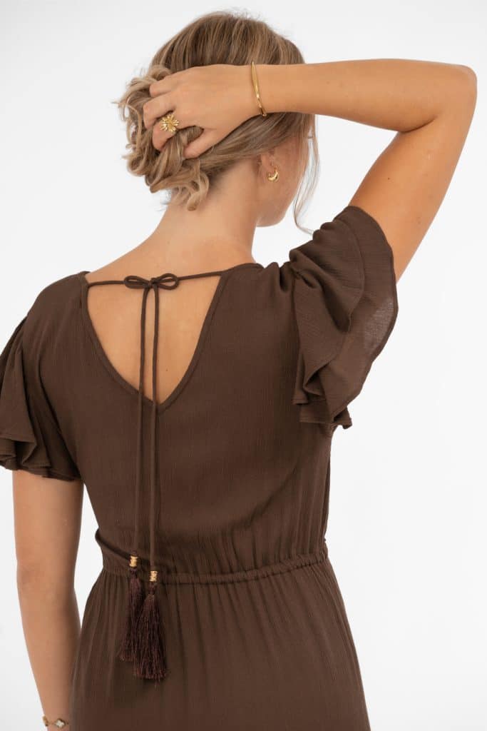 Viskosklänning med v-ringning i brunt