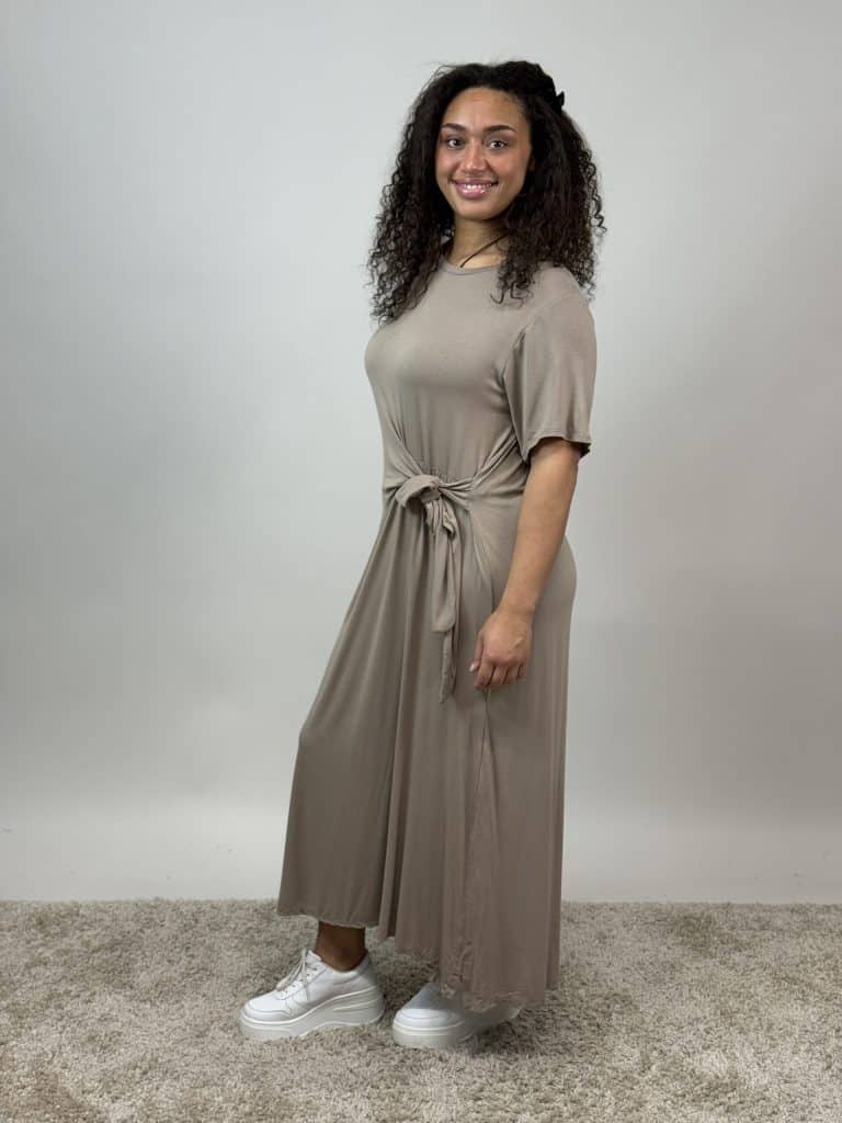 Mjuk och härlig trikåklänning i taupe