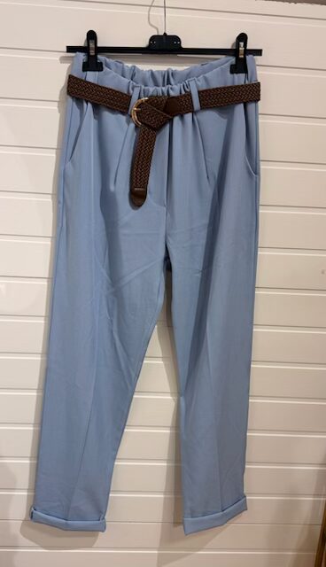 Ljusblå kostymbyxa med skärp