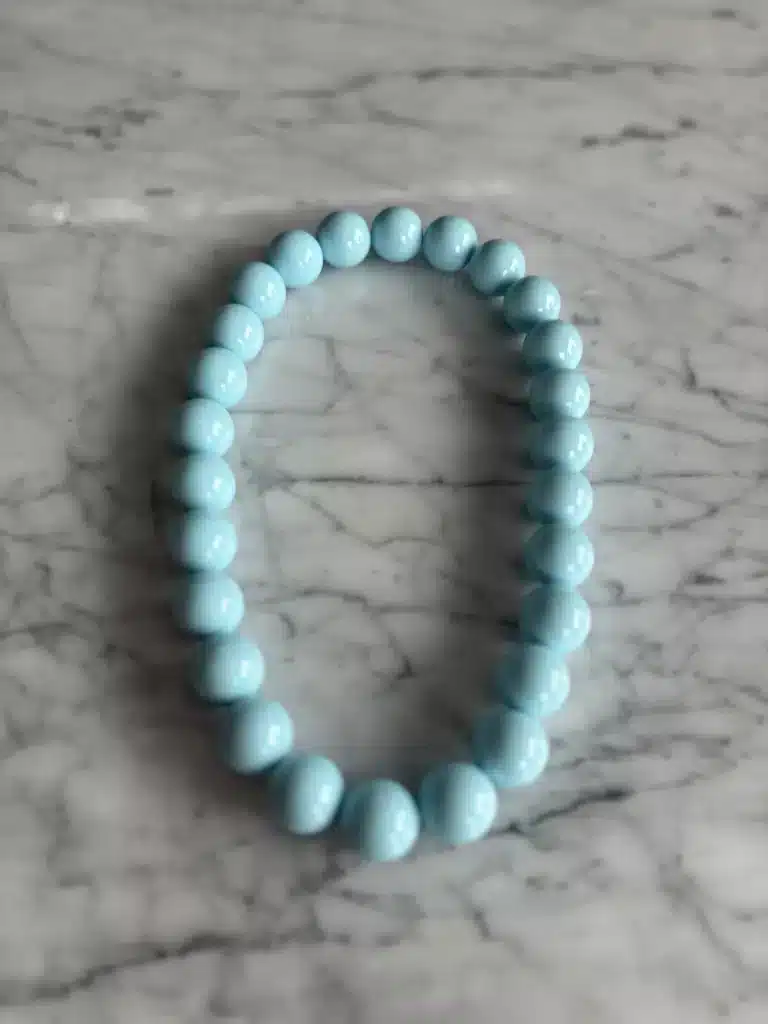 Halsband med kulor i ljusblått