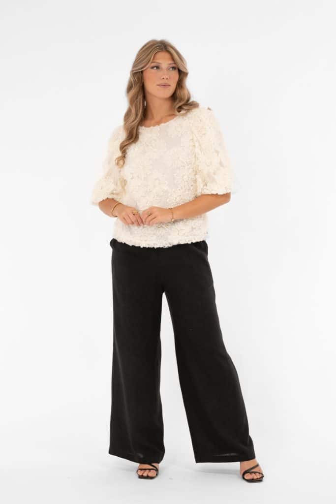 Härlig meshblus med blommor och prickar i champagefärg