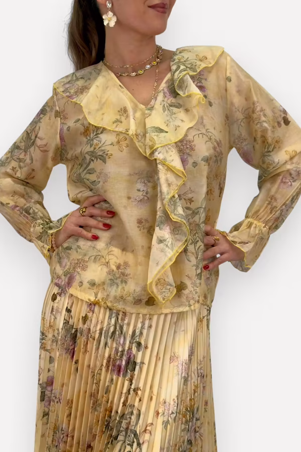 Fin blommig blus i gult med lyster
