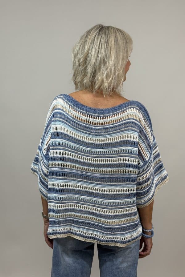 Blå hålstickad tröja med båtringning