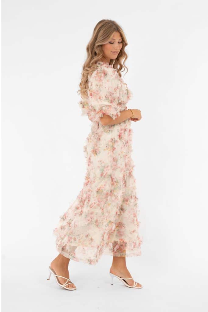 Blommönstrad och romantisk klänning med tyllvolanger