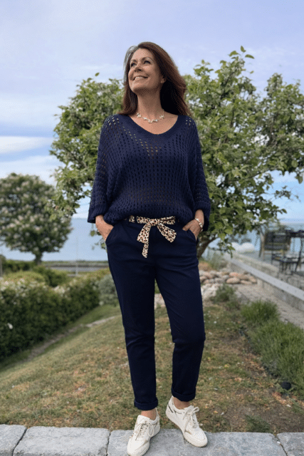 Stilren kostymbyxa med volang i marin