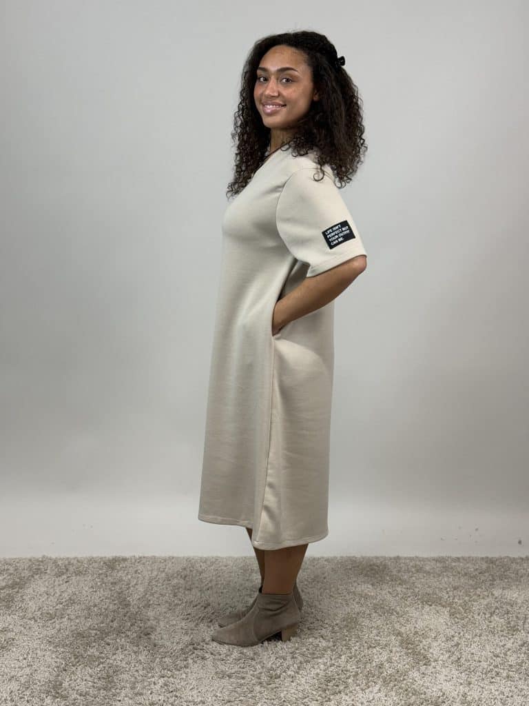 Härlig sweatshirtklänning i beige med fickor