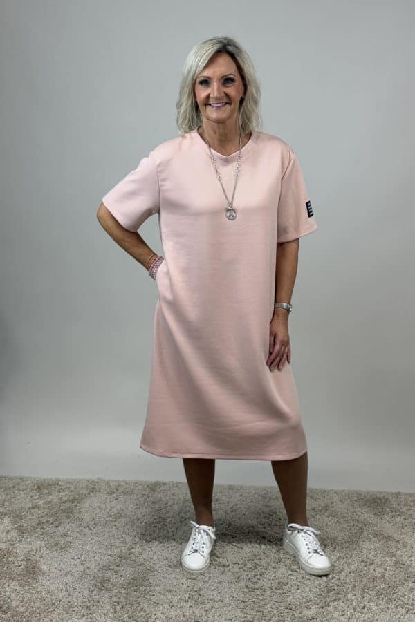 Härig sweatshirtklänning i gammelrosa med fickor