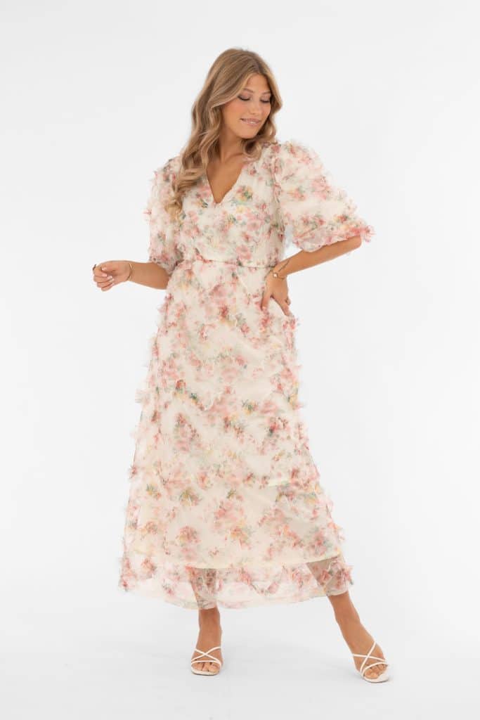 Blommönstrad och romantisk klänning med tyllvolanger