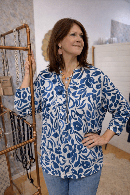 Fin blåmönstrad zipptopp