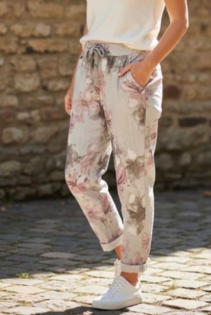 Magiska byxor med beige botten och blommor i rosa