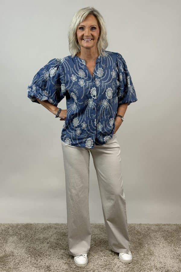 🌼 Blus med Blombrodyr – Jeansblå 🌼