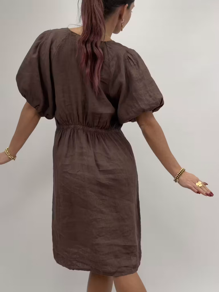 Linneklänning med puffärm i brunt