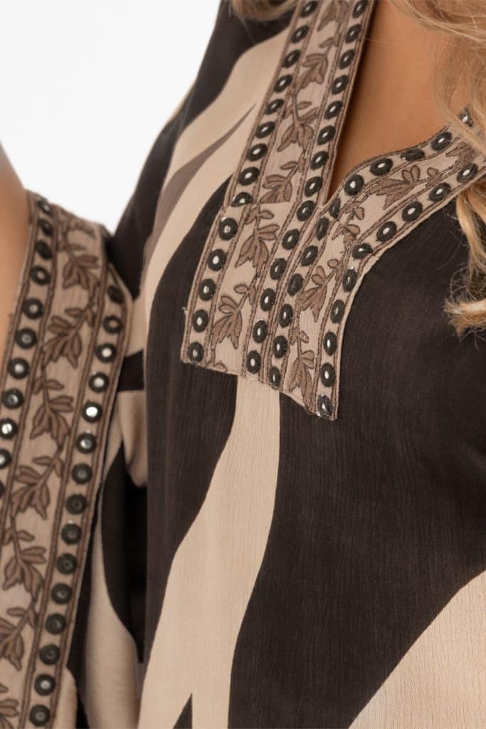 Elegant klänning i abstarkt mönster