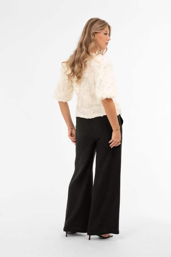 Härlig meshblus med blommor och prickar i champagefärg