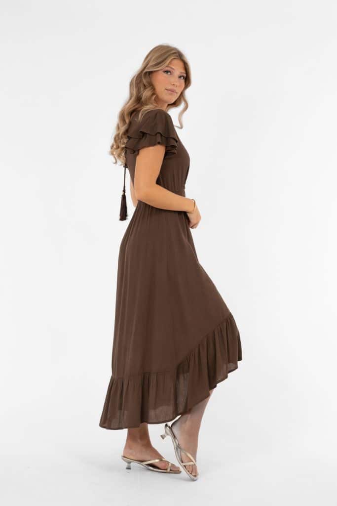 Viskosklänning med v-ringning i brunt