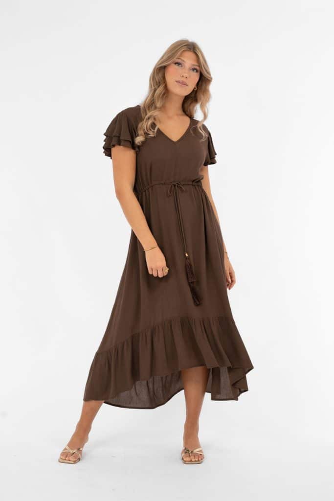 Viskosklänning med v-ringning i brunt