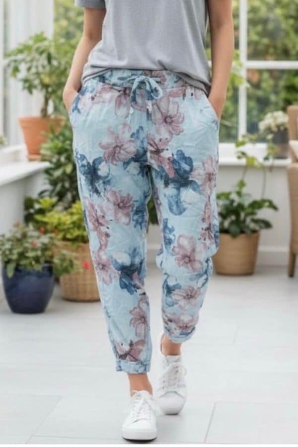 Magiska byxor i ljusblåblommigt